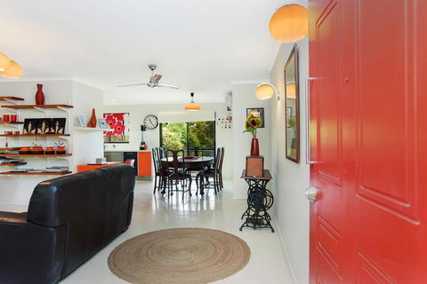 Red Door - Darwin Holiday 0