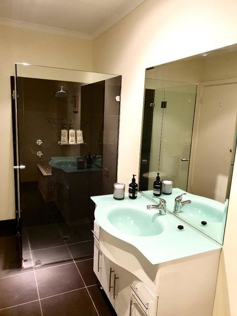 Luxurious 3 Bedroom Beachfront - Panoramic Views - Darwin Holiday 10