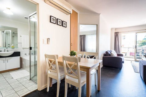 Executive 3 Bedroom Apartment + Internet + Parking - Darwin Holiday 38