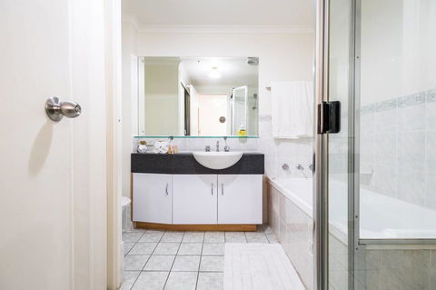 Executive 3 Bedroom Apartment + Internet + Parking - Darwin Holiday 25