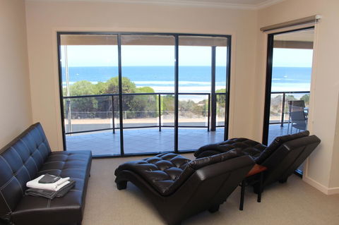 The Lighthouse - Beachfront Accommodation - Darwin Holiday 5