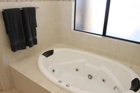 The Lighthouse - Beachfront Accommodation - Darwin Holiday 4