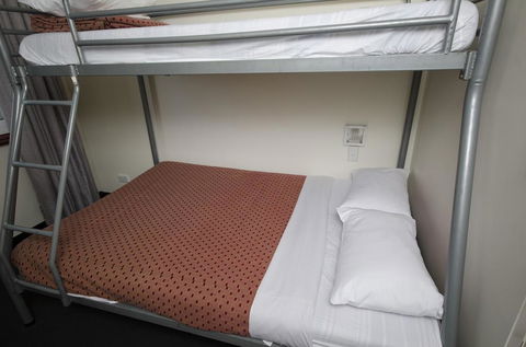Perth City Backpackers Hostel - Note - Valid Passport Required To Check In - Darwin Holiday 1