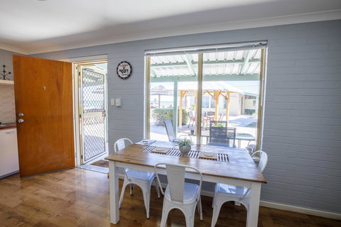 Shark Bay Seafront Apartments - Darwin Holiday 3