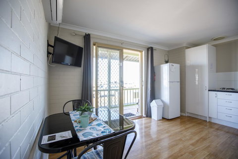 Shark Bay Seafront Apartments - Darwin Holiday 23