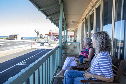 Shark Bay Seafront Apartments - Darwin Holiday 19