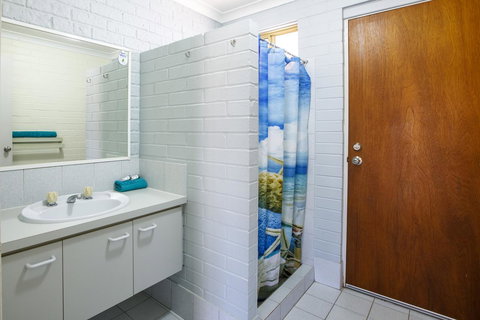 Shark Bay Seafront Apartments - Darwin Holiday 10