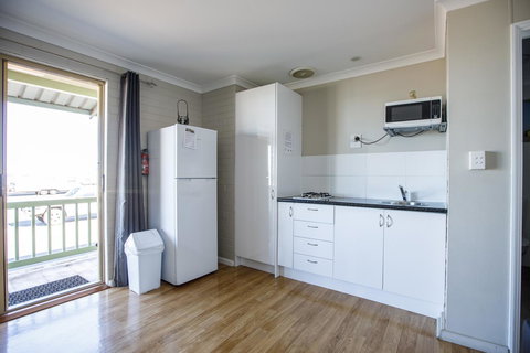 Shark Bay Seafront Apartments - Darwin Holiday 5