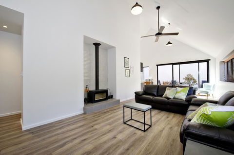 Margaret River Bungalow-1-street - Pet Friendly - Darwin Holiday 6