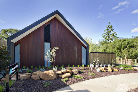Margaret River Bungalow-1-street - Pet Friendly - Darwin Holiday 0