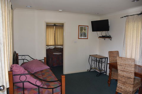 Mount Barker Valley Views Motel & Chalets, Western Australia - Darwin Holiday 36