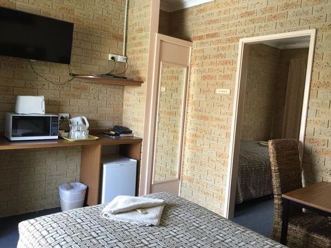 Mount Barker Valley Views Motel & Chalets, Western Australia - Darwin Holiday 7