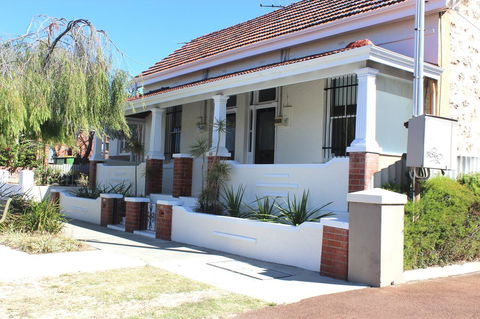 Captain\'s Heritage Cottage - Central Fremantle 2 Bedroom Historic Cottage - Darwin Holiday 0