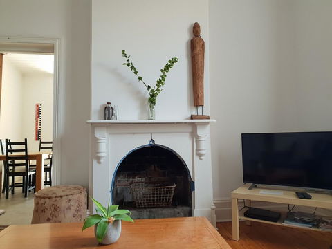 Captain\'s Heritage Cottage - Central Fremantle 2 Bedroom Historic Cottage - Darwin Holiday 8