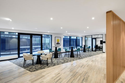 Vibe Hotel North Sydney - Darwin Holiday 12