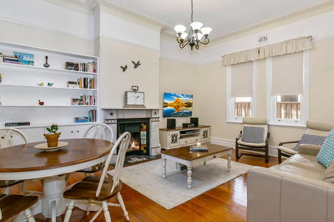 Oversized 2 Bedroom Manly Beach House - Darwin Holiday 0