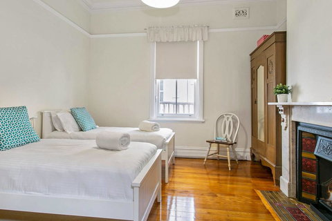 Oversized 2 Bedroom Manly Beach House - Darwin Holiday 5