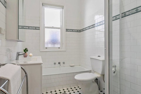 Oversized 2 Bedroom Manly Beach House - Darwin Holiday 8