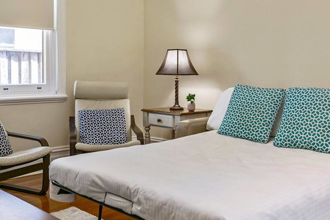 Oversized 2 Bedroom Manly Beach House - Darwin Holiday 7