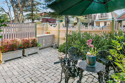 Oversized 2 Bedroom Manly Beach House - Darwin Holiday 1