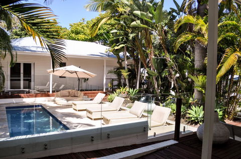Cove Studios - Darwin Holiday 0
