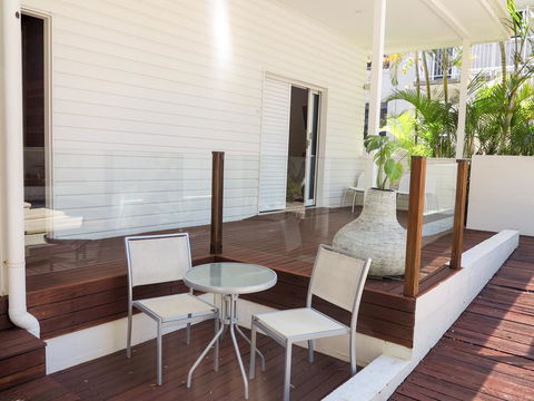 Cove Studios - Darwin Holiday 20