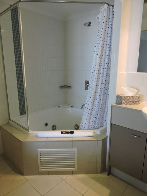 BASE Holidays - Ettalong Beach Premium Apartments - Darwin Holiday 16