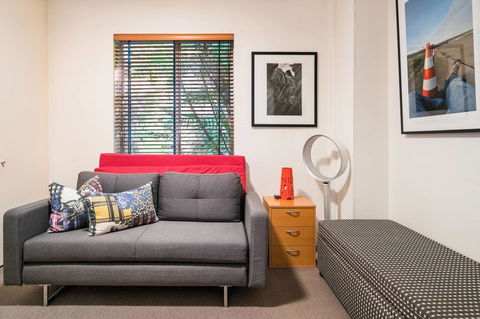 Waterfront Apartment Brimming With Inspirational Artwork - Darwin Holiday 14