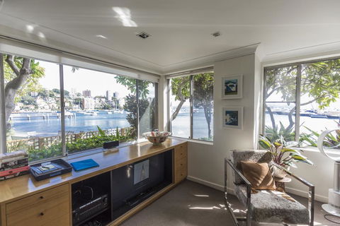 Waterfront Apartment Brimming With Inspirational Artwork - Darwin Holiday 6