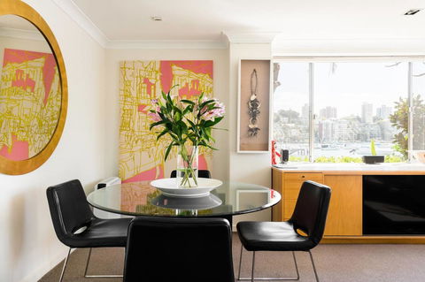 Waterfront Apartment Brimming With Inspirational Artwork - Darwin Holiday 21