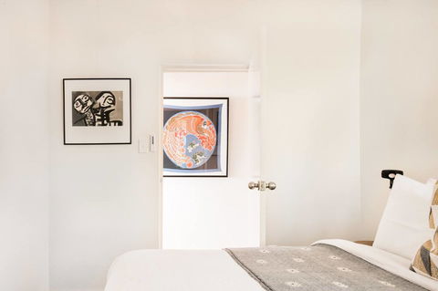 Waterfront Apartment Brimming With Inspirational Artwork - Darwin Holiday 29
