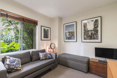 Waterfront Apartment Brimming With Inspirational Artwork - Darwin Holiday 3