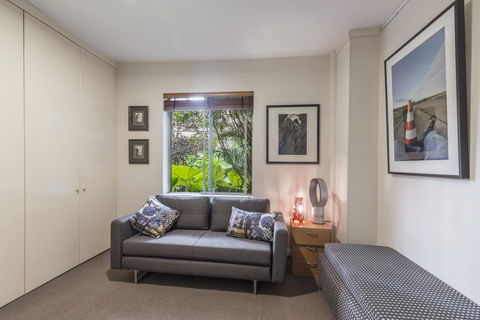 Waterfront Apartment Brimming With Inspirational Artwork - Darwin Holiday 4