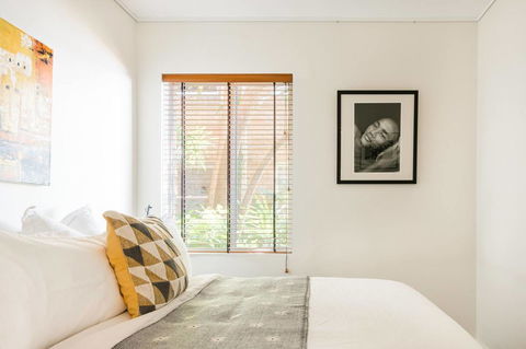 Waterfront Apartment Brimming With Inspirational Artwork - Darwin Holiday 18