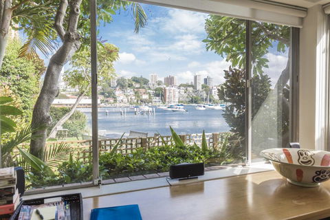 Waterfront Apartment Brimming With Inspirational Artwork - Darwin Holiday 7