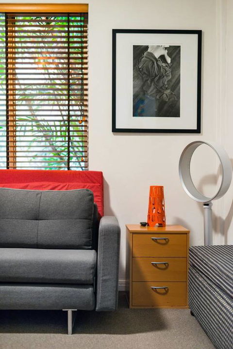 Waterfront Apartment Brimming With Inspirational Artwork - Darwin Holiday 11