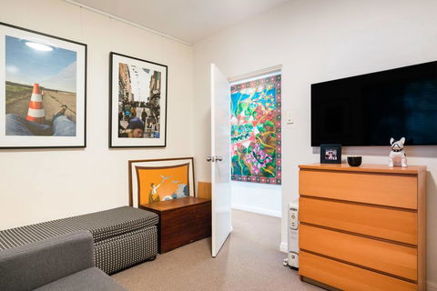 Waterfront Apartment Brimming With Inspirational Artwork - Darwin Holiday 22