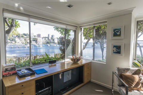 Waterfront Apartment Brimming With Inspirational Artwork - Darwin Holiday 5