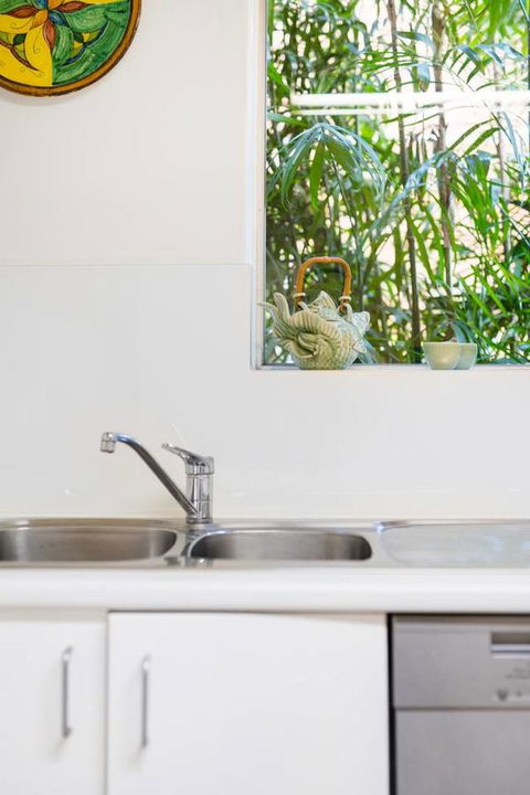 Waterfront Apartment Brimming With Inspirational Artwork - Darwin Holiday 15