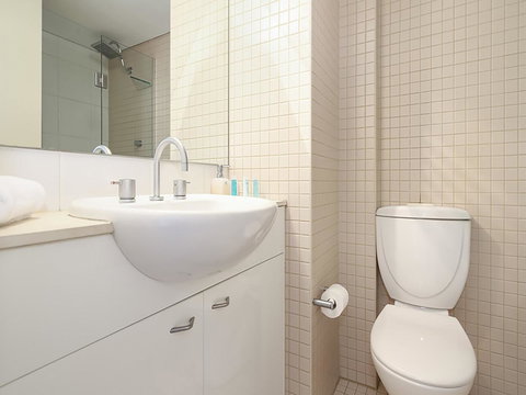 Lower Bridge And Sails - Executive 2BR Darlinghurst Apartment With Balcony And Rooftop Views - Darwin Holiday 10