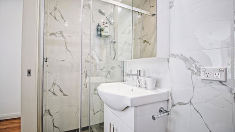 Cozy 5 Bed House In Sydney - Darwin Holiday 16
