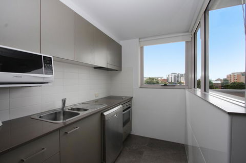 Honeysuckle Executive Apartments - Darwin Holiday 24