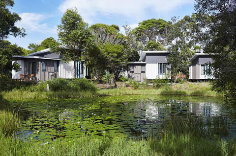 Elements Of Byron - Darwin Holiday 40