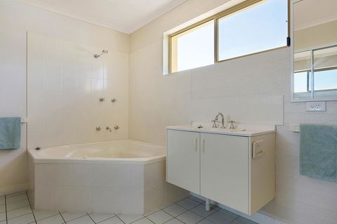 Baywatch Apartments Merimbula - Darwin Holiday 16