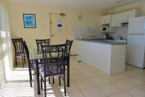 Beach House Holiday Apartments - Darwin Holiday 11