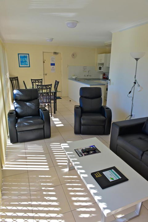 Beach House Holiday Apartments - Darwin Holiday 7