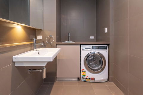 Olympic Park Sunshine 2 Bedrooms Apts With Private Parking - Darwin Holiday 24