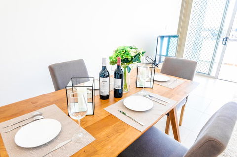 Near Train Station, New 2 BR Apt/free Parking - Darwin Holiday 4