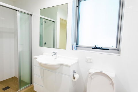 Near Train Station, New 2 BR Apt/free Parking - Darwin Holiday 30