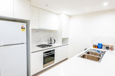 Near Train Station, New 2 BR Apt/free Parking - Darwin Holiday 12
